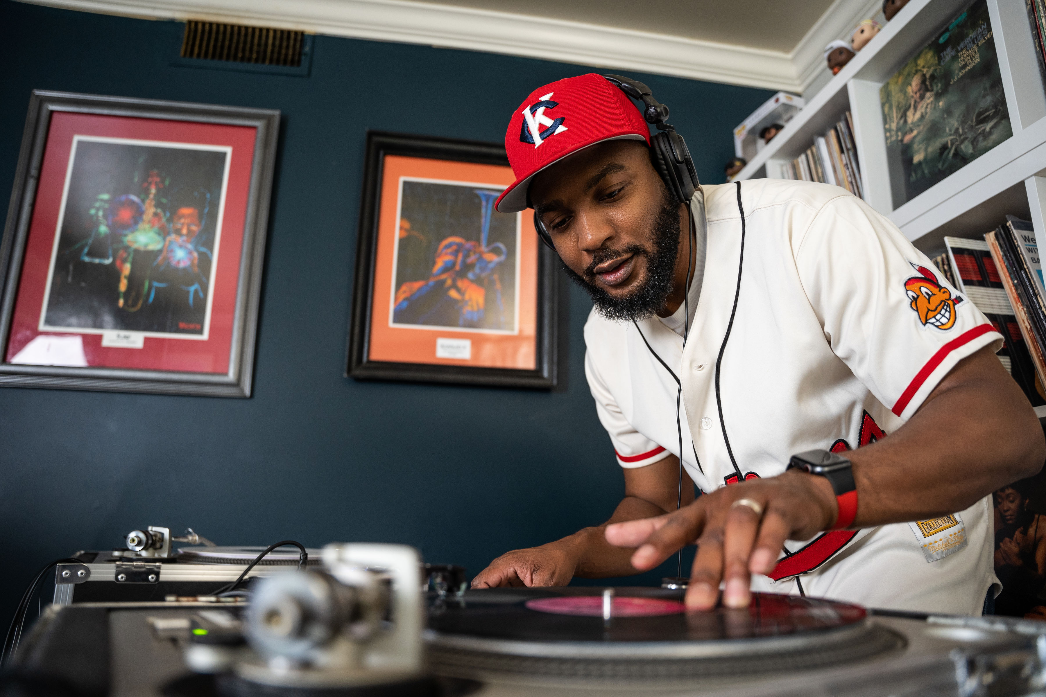 DJ Daddy Bug spinning vinyl on his turntables